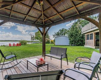 Pigeon Lakeside Family Cottage With Amazing Views Lots of Activities and Fishing - Bobcaygeon - Innenhof