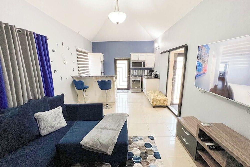 Pineridge Hideaway 1 Bedroom Apartment #2 - Arouca - غرفة معيشة