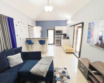 Pineridge Hideaway 1 Bedroom Apartment #2 - Arouca - غرفة معيشة