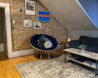Cozy/warm Near-Commuter rail, Boston, Airport, Casino and More ! - Chelsea - Living room
