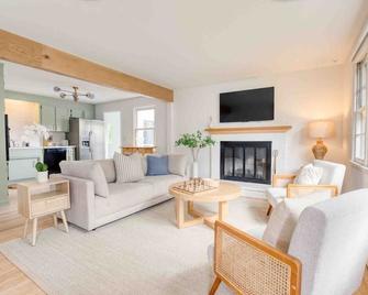 Fairfield Cottage -Top Rated Gem, Fire Pit, Near Beach, 90 Min To Nyc - Fairfield - Obývací pokoj