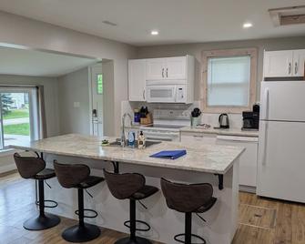Beach Life Cottage by Grand Bend: A Modern Retreat Just Steps to the Beach! - Bluewater - Cocina