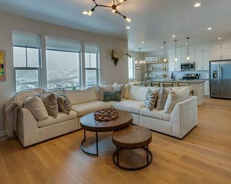 Modern Heber City Rental about 15 Mi to Park City! - Heber City - Living room