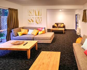 Haka Lodge Taupo - Hostel - Taupo - Living room