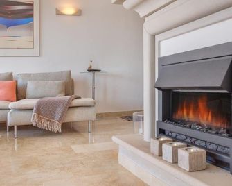 Corner apartment with 2 bedrooms. - Elviria - Living room