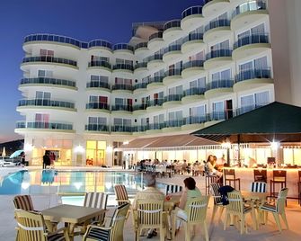 Arora Hotel - קושאדסי - בריכה