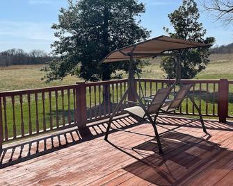 Farmhouse, fishing & biking. Secluded but only 15 min from Paducah. - Metropolis - Balkón