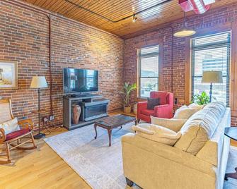 Gorgeous apartment across from La Crosse Center - La Crosse - Sala de estar