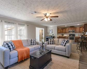 4br Ranch Style Home A Mile From Historic Downtown - Cartersville - Living room