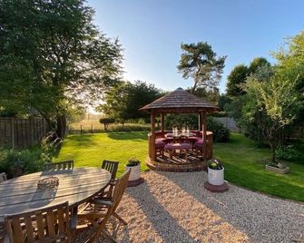 Cosy 18th Century Cottage. Backs onto Golf Course, Village location. - Rowland's Castle - Patio