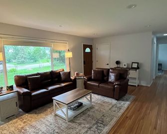 Charming 3-bedroom house in amazing Minneapolis west metro with WiFi, AC, yard - Minneapolis - Living room
