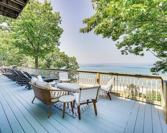 Private Beachfront Lake Michigan Rental w/ Kayaks - Pentwater - Balcony