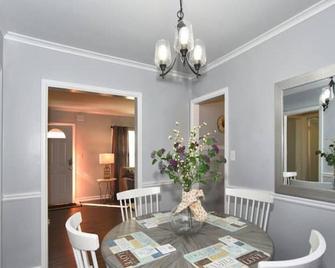 Blue Flamingo's Charming Home-Heart Of Tulsa2- Cherry St-Expo-11th - Tulsa - Dining room