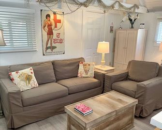 The Net House: Quaint Restored Cottage Once a Net House - Ocracoke - Sala de estar