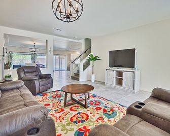 Newly renovated 2-story 5bedroom 3.5 bathroom house. - Enterprise - Sala de estar