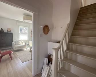 Modern Home close to Steamship and Downtown Vineyard Haven! - Vineyard Haven - Stairs