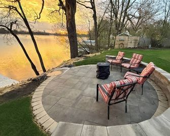 Enjoy beautiful sunsets year round from this spacious 3 BR home on Lake Orono. - Elk River - Patio