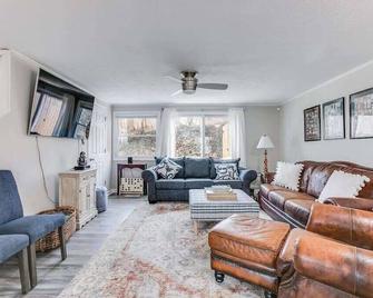 Cozy Home w/ Sonos + Walking to Notre Dame - South Bend - Living room