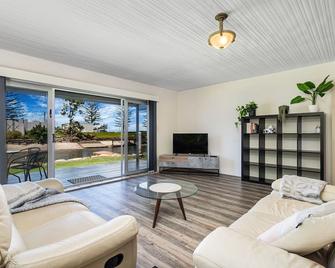 Canal Luxury Living & Boat Ramp - Runaway Bay - Living room