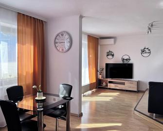 Moderne, helle Wohnung mit Terasse 15min bis OB Centro, Klimaanlage - Dinslaken - Dining room