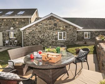 Bwthyn Gwenyn Yr Haf Summer Bee Barns - Nefyn - Patio