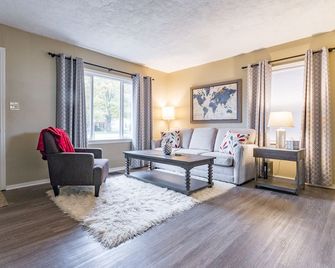 Walk to Notre Dame - Stay in Comfort! - South Bend - Living room