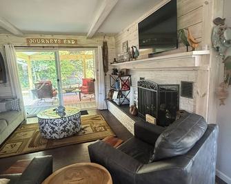 Mountains surround Doe River 400 ft Frontage, wildlife out the back door. - Elizabethton - Living room