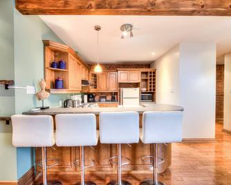 Montreal Nightlife with Sophistication & Style - Newly Renovated Downtown & Plateau - Montreal - Kitchen