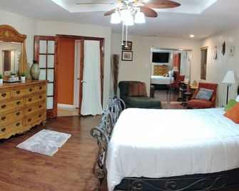 3 Bdr - Prime Spot! Mins From Everything! - Cbd, Fairgrounds, City Park, Airport - New Orleans - Bedroom