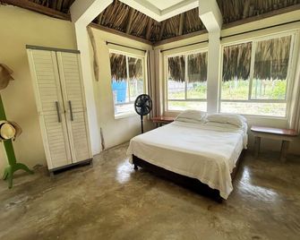Enjoy a pleasant Island stay in La Felicida, a cozy beach front rustic cabin - Cartagena - Bedroom