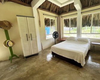 Enjoy a pleasant Island stay in La Felicida, a cozy beach front rustic cabin - Cartagena - Bedroom