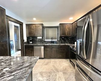 Cozy Dog Friendly Home w/ Parking in the Back - North Bend - Küche