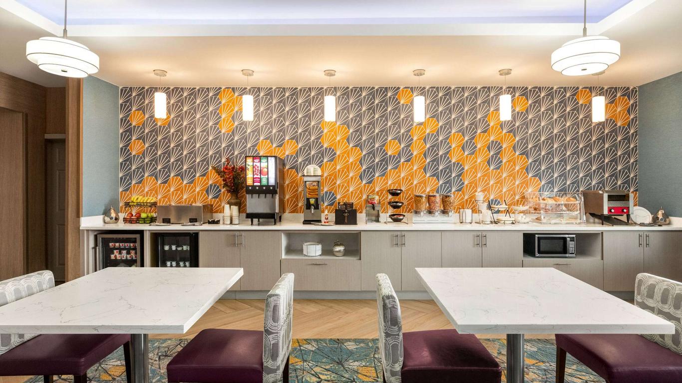 La Quinta Inn & Suites by Wyndham San Antonio N Stone Oak