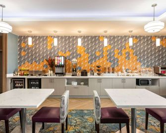 La Quinta Inn & Suites by Wyndham San Antonio N Stone Oak - San Antonio - Bar