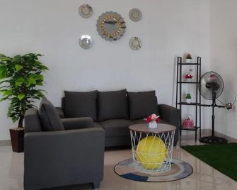 Nel's House Villa Jacuzzi Sukabumi - Sukabumi - Living room