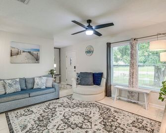 Port Charlotte Home w/ Sunroom, Grill & Fire Pit! - Port Charlotte - Living room