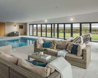 Stylishly renovated farmhouse with hot tub in rural Somerset - Гластонбері - Басейн