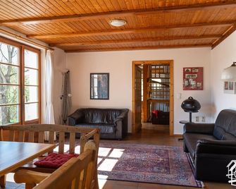 Cozy, comfortable country house in a dream location - Темплін - Вітальня