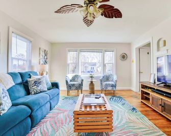 Coastal Comfort at The Salty Nest: Pet-Friendly with King Bed & Fast WiFi! - Jackson - Sala de estar