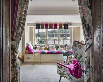 The Castle Hotel, Conwy, North Wales - The Coaching Inn Group - Conwy - Living room