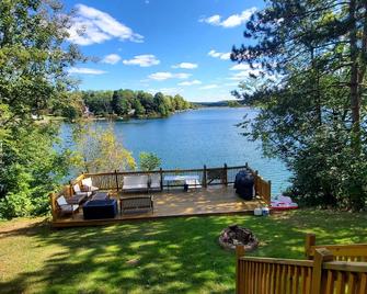 All Decked Out-New Lakefront!-Sleeps 6-Close To Colgate! - Hamilton - Patio