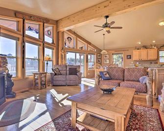 Grand Lake House with Mountain Views, Deck! - Grand Lake - Wohnzimmer