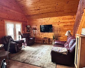 Cozy Cabin w/ Mountain Views – 5 Miles to Cumberland Falls - Whitley City - Living room
