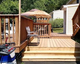 Large Beautiful Finished Basement Level cozy room. 11 Randolph Rd Concord NH - Concord - Terasa
