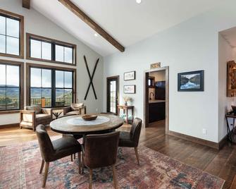 Stay Montana | Big Bear Retreat - Sleeps 14 - Gallatin Gateway - Comedor
