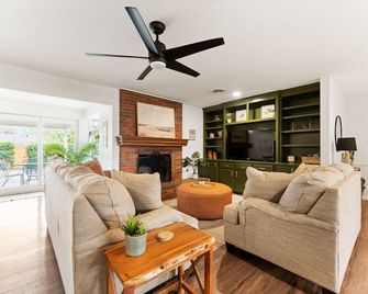 The Gathering Place - Boho Getaway Perfect For Family Stays! - Lubbock - Living room