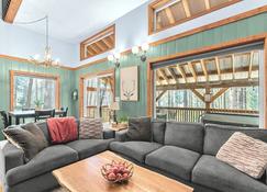 Newly owned Cabin w/ private hot tub, A/C & covered deck - Dog Friendly! - Leavenworth - Living room