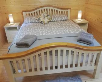 Stunning log cabin on the lake - Mountshannon - Habitación