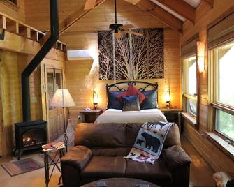 Private Getaway-17 Miles To Asheville, Hot Tub & Fireplace, Pet Friendly - Candler - Makuuhuone