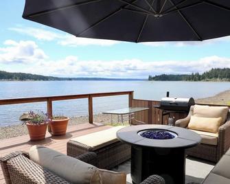 Modern Beachfront Cabin with Hot Tub and Spectacular Views - Allyn - Balcony